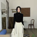 Дизайнерский лонгслив, черная осенняя короткая приятная телу футболка, тренд сезона, высокий воротник