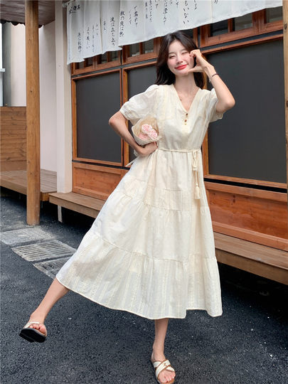 Neues süßes Kleid mit V-Ausschnitt im chinesischen Stil für Frauen im Sommer 2025, neues Design, Nische, schlanker, lockerer, leichter Rock im reifen Stil