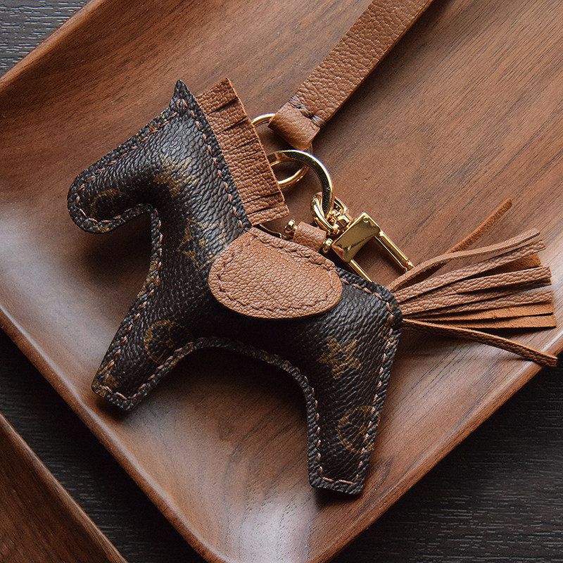 LVGEDETE small horse car key buckle pendant rear mirror hanging decoration female old flower pendant key chain bag hang