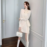 Небольшое дизайнерское платье, осенний лонгслив, мини-юбка, тренд сезона, городской стиль, V-образный вырез, с акцентом на бедрах