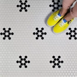 Черно -белая шестиугольная мозаичная кирпичная кирпичная кирпичная кирпич