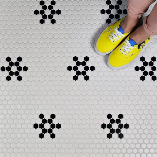 Черно -белая шестиугольная мозаичная кирпичная кирпичная кирпичная кирпич