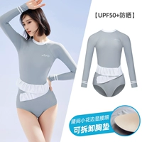 Белый кружевный треугольник соединен