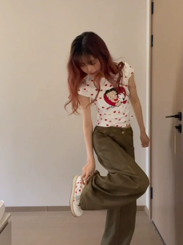 Летняя короткая приталенная футболка