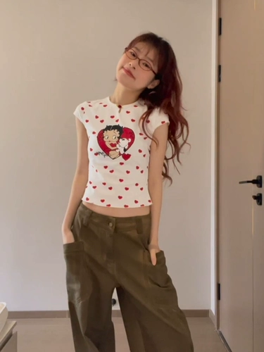 Летняя короткая приталенная футболка