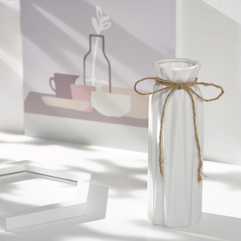 Hotel restaurant restaurant table table furnishing articles ceramic pure white mini floret bottle of flower all over the sky star