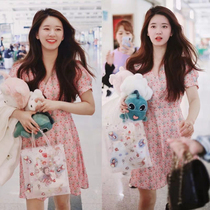 Zhao Rusi star with French V neck pink floral dress 21 summer new hipster Platycodon grandiflorum short A- line dress