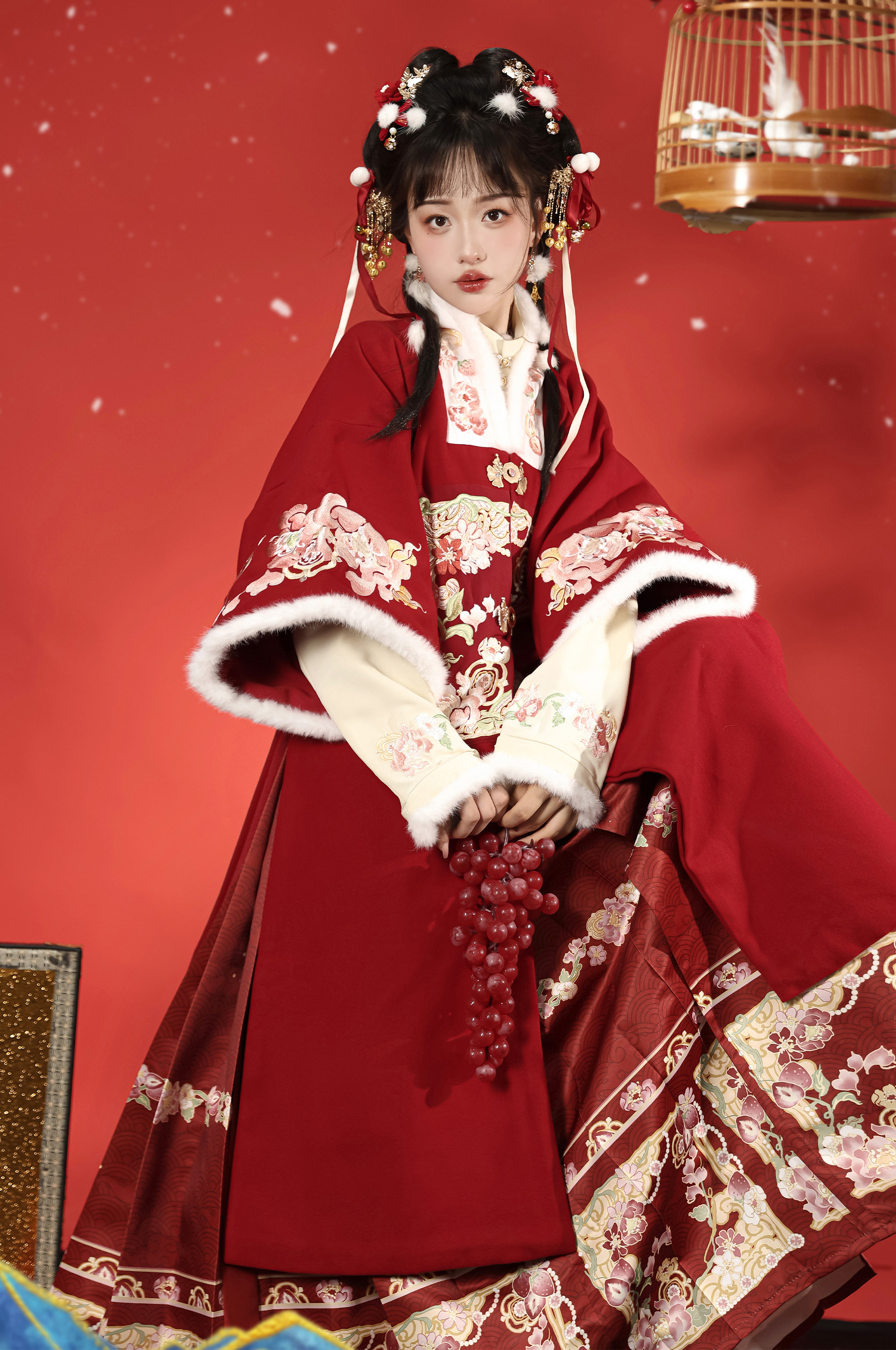 【中国直邮】荨茉乐淘淘 新款秋冬原创汉服明制加绒加厚马面裙 (红色合领补袍+米色立领+马面裙) S