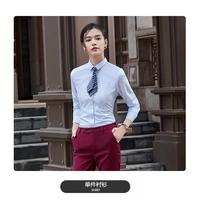 Синяя рубашка (женщина)