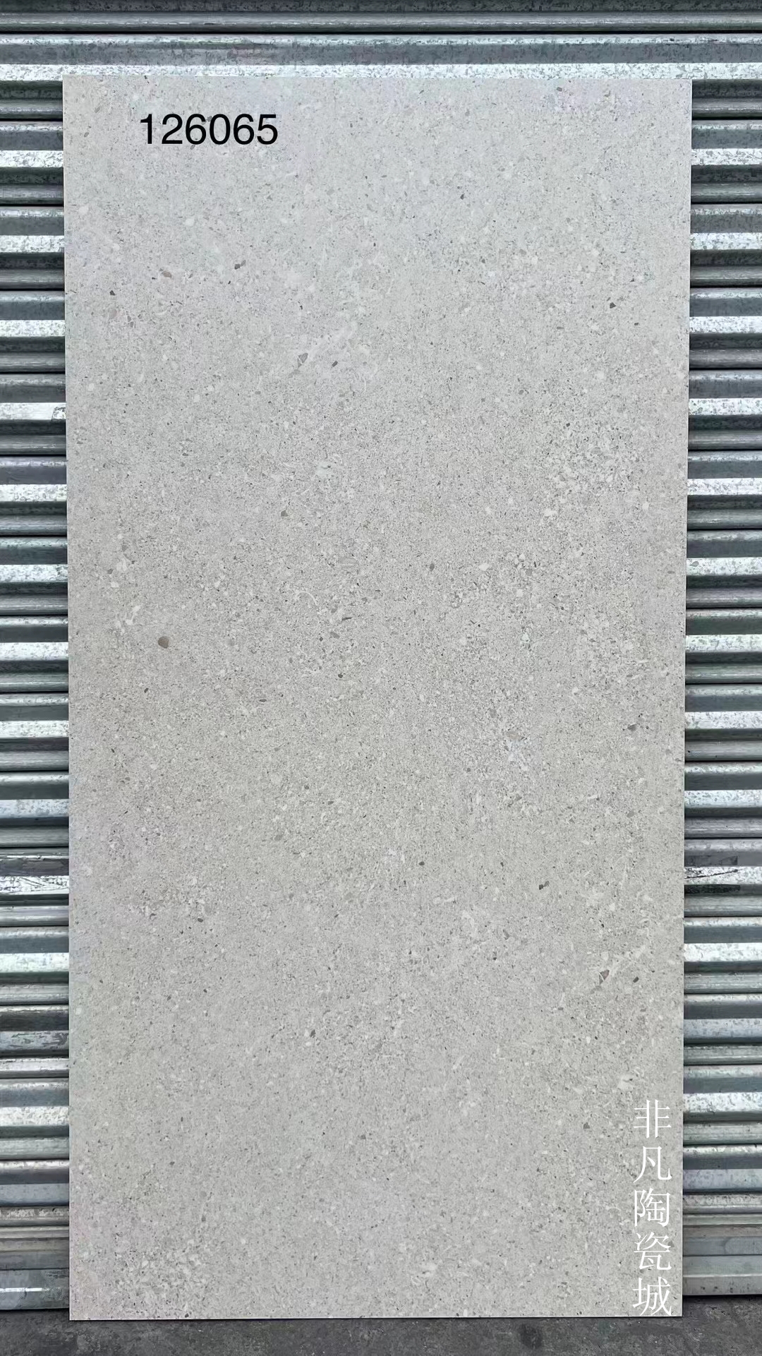 灰色水磨石亚光地砖:低调奢华背后的现代美学与功能