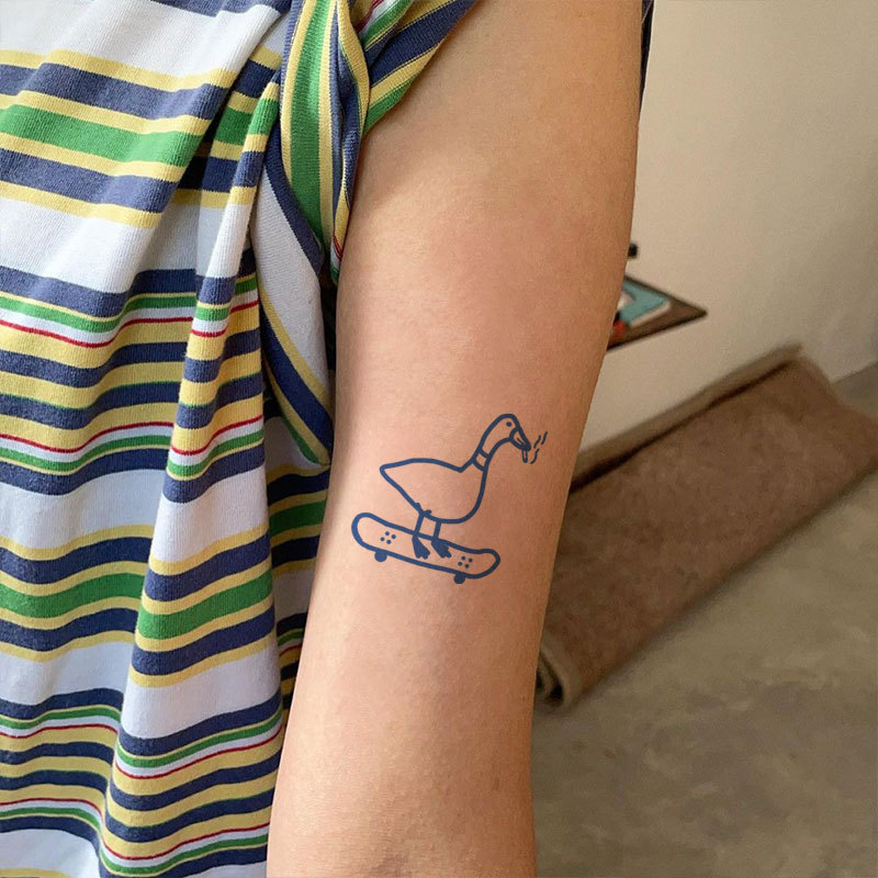 Gattoo Skateboard Duck - Lively and Fun Little Duck Indelible Long-Lasting Tattoo Sticker Gattoo Skateboard Duck - Lively and Fun Little Duck Indelible Long-Lasting Tattoo Sticker