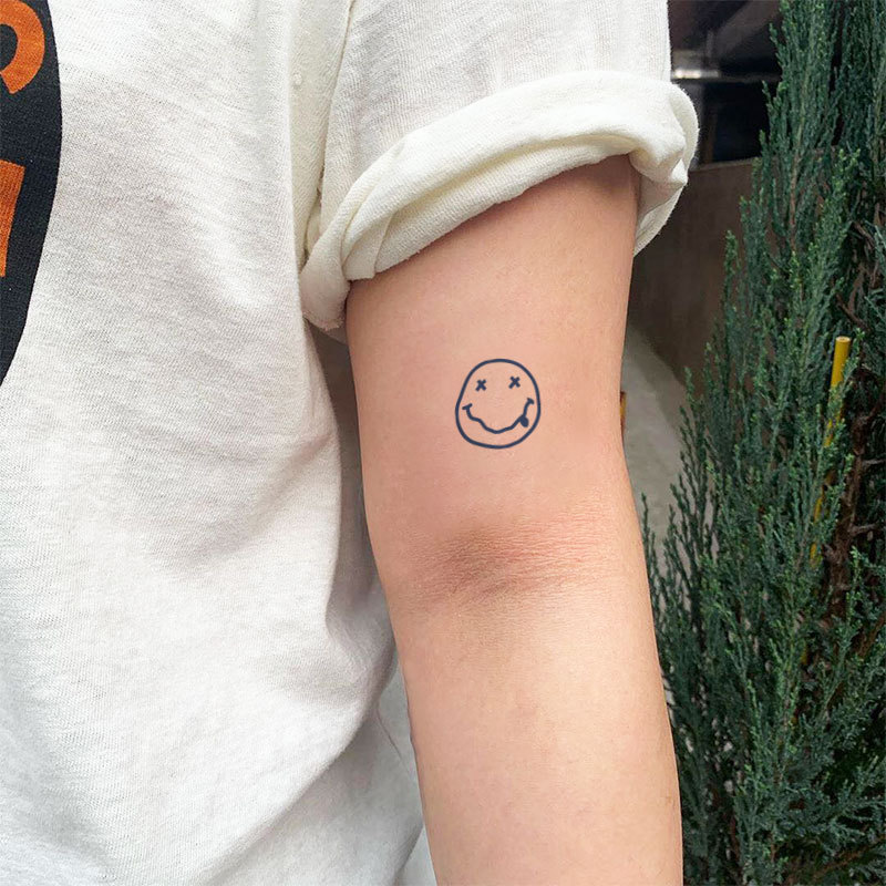 Gattoo Tongue-Out Smiley Face, Quirky Smiley Face, Trendy Male Internet Celebrity Style, Realistic Visual Effect Square Tattoo Stickers
