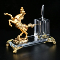 Лошадь до успешных держателей из золотых угловых ручек