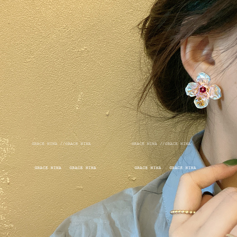 Bees are picking honey beside your ears Mori women's light luxury gradient petal earrings 2022 new trend