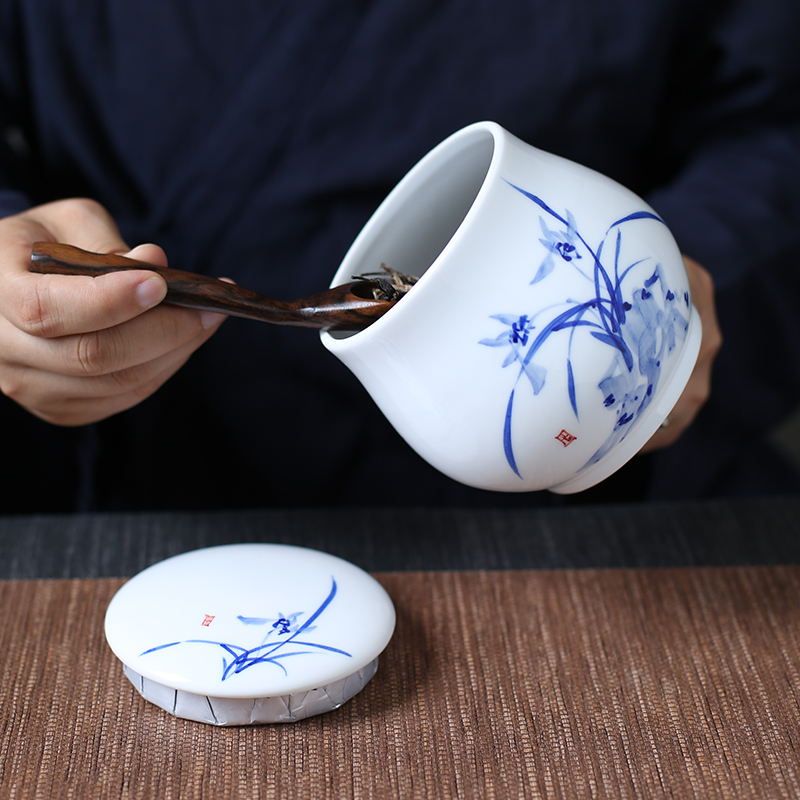 Jingdezhen up fire caddy fixings ceramic seal pot which is hand draw large stock of blue and white porcelain tea containers of household