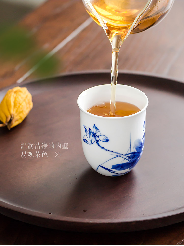 Kung fu tea cups jingdezhen blue and white porcelain is a large single hand - made ceramic sample tea cup tea pu - erh tea masters cup