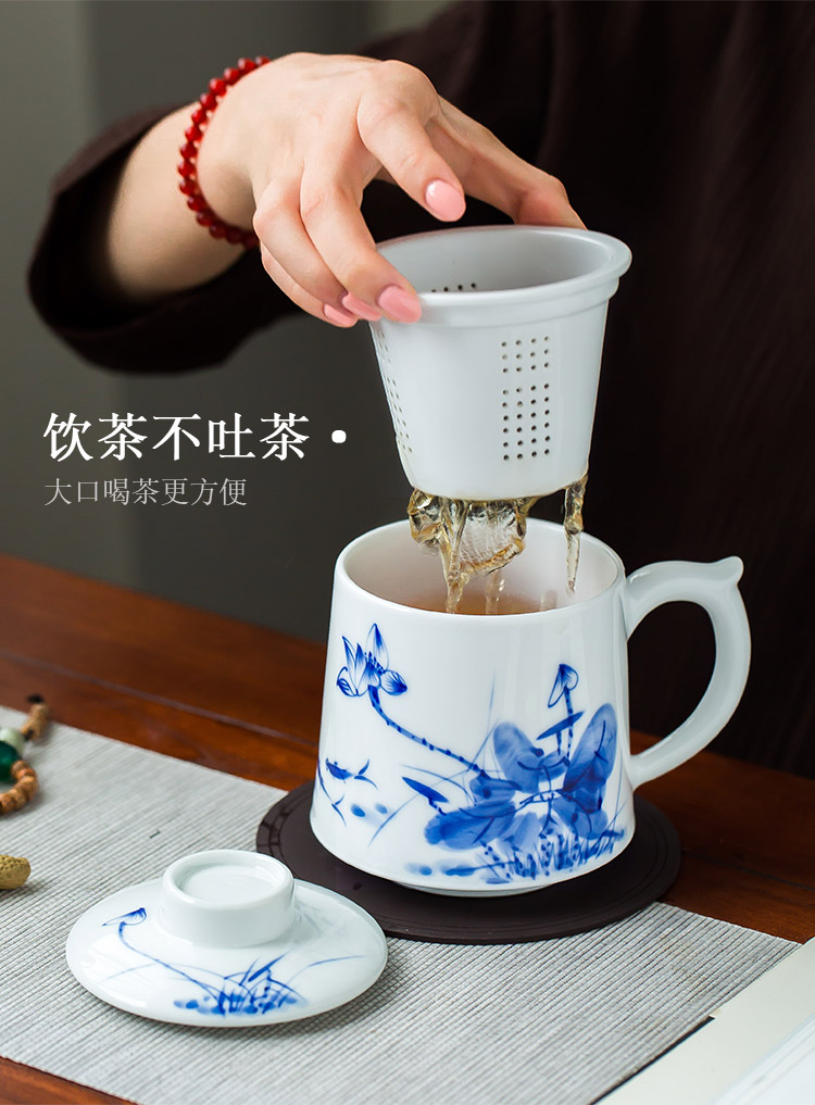 Jingdezhen up the fire which is hand made blue and white porcelain teacup large - sized office cup with cover filtering Chinese style household ceramics