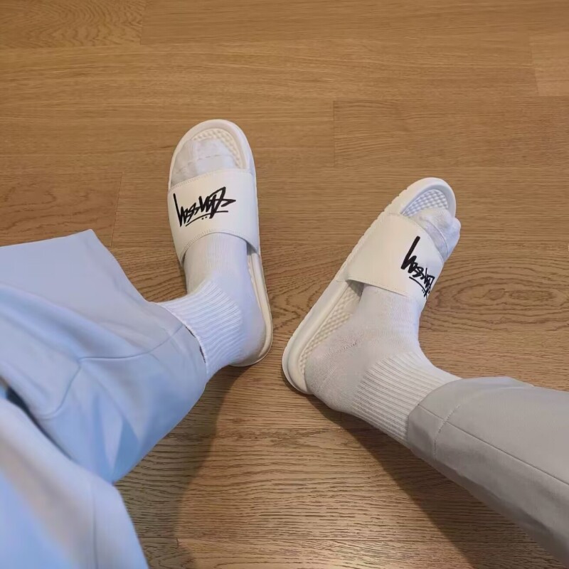New summer stussy benassi co-branded beach slippers for men and women, casual and versatile outdoor slippers