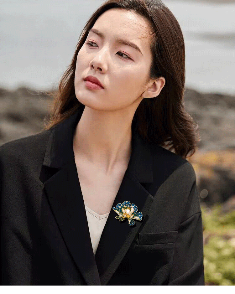 Classical Cloisonné Flower Brooch in Pink, High-End Women's Natural Freshwater Pearl Elegant Suit Pin, Luxurious and Grand