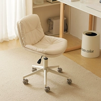 Когти из белого кота и молочные белые ноги чистые, вращаются и поднимаются