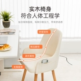 Компьютер и стулья предоставляют комфорт для девушки спальня для макияжа для макияжа общежития Студенты колледжа.