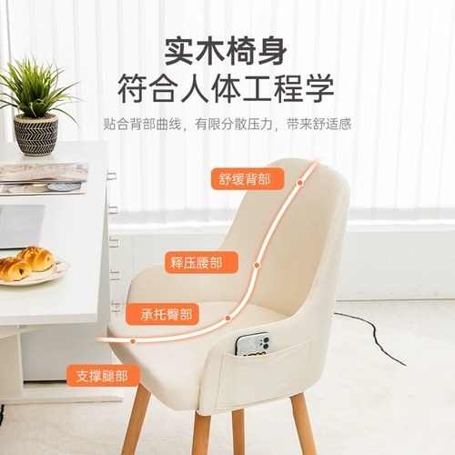 Компьютер и стулья предоставляют комфорт для девушки спальня для макияжа для макияжа общежития Студенты колледжа.