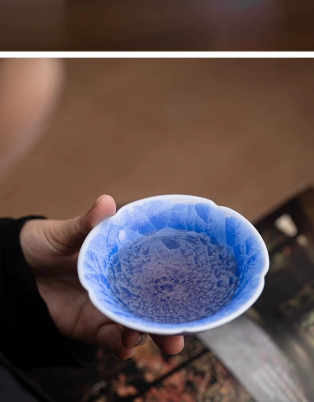 chén màu xanh ngọc Trong khoảng sân nhỏ, tôi bắt gặp bộ tách trà kết tinh lò nung màu xanh lam cao cấp, bộ trà Kung Fu, tách trà miệng hoa đặc biệt cá nhân sang trọng nhẹ nhàng chén vại chen su cao cap