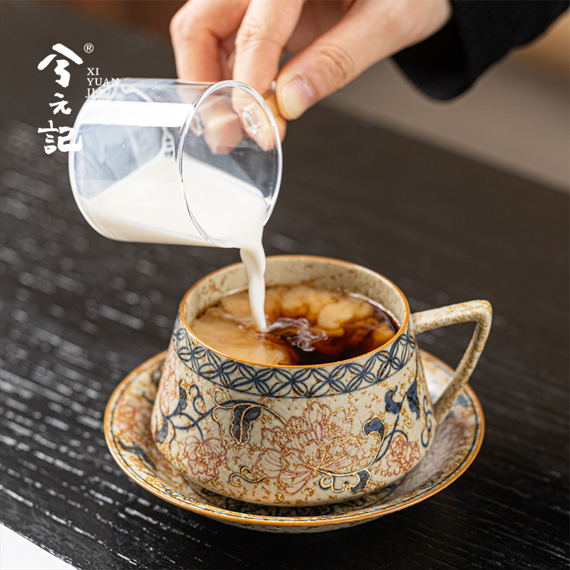 揭秘全部部部季酒店客房标配中的精致双色杯子