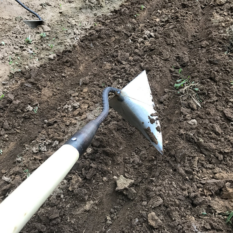 Ditching and planting vegetables Repair ridge tip hoe garden art agriculture with digging soil small tip pickaxe to open a ditch to fertilize the eagle's mouth triangular plough