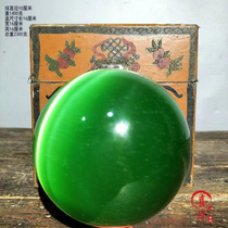 I went to the countryside to collect antiques and antiques a green cats eye stone ornament and an old lacquerware box.