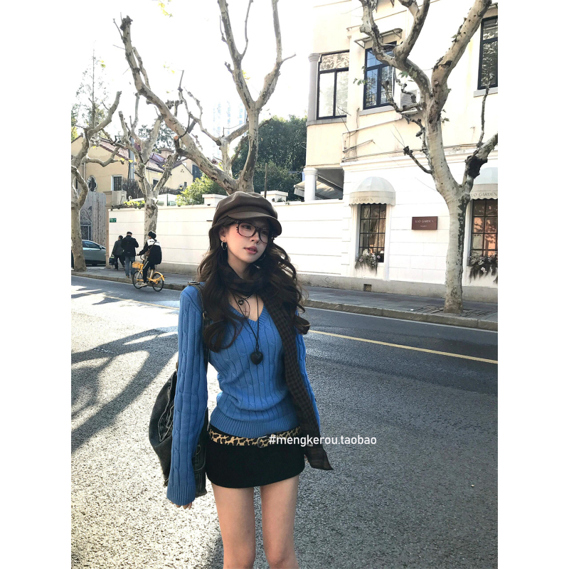 Soft Blue Mood~ Retro V Neck Twist Knit Knitwear for Women, Blue Long-Sleeved White-Enhancing Slim-Fitting High-End Top for Autumn and Winter