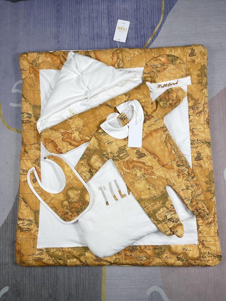 23 The birth baby crawls in a fresh natal boy and female baby with long sleeping bag hat and sleeping bag quilt