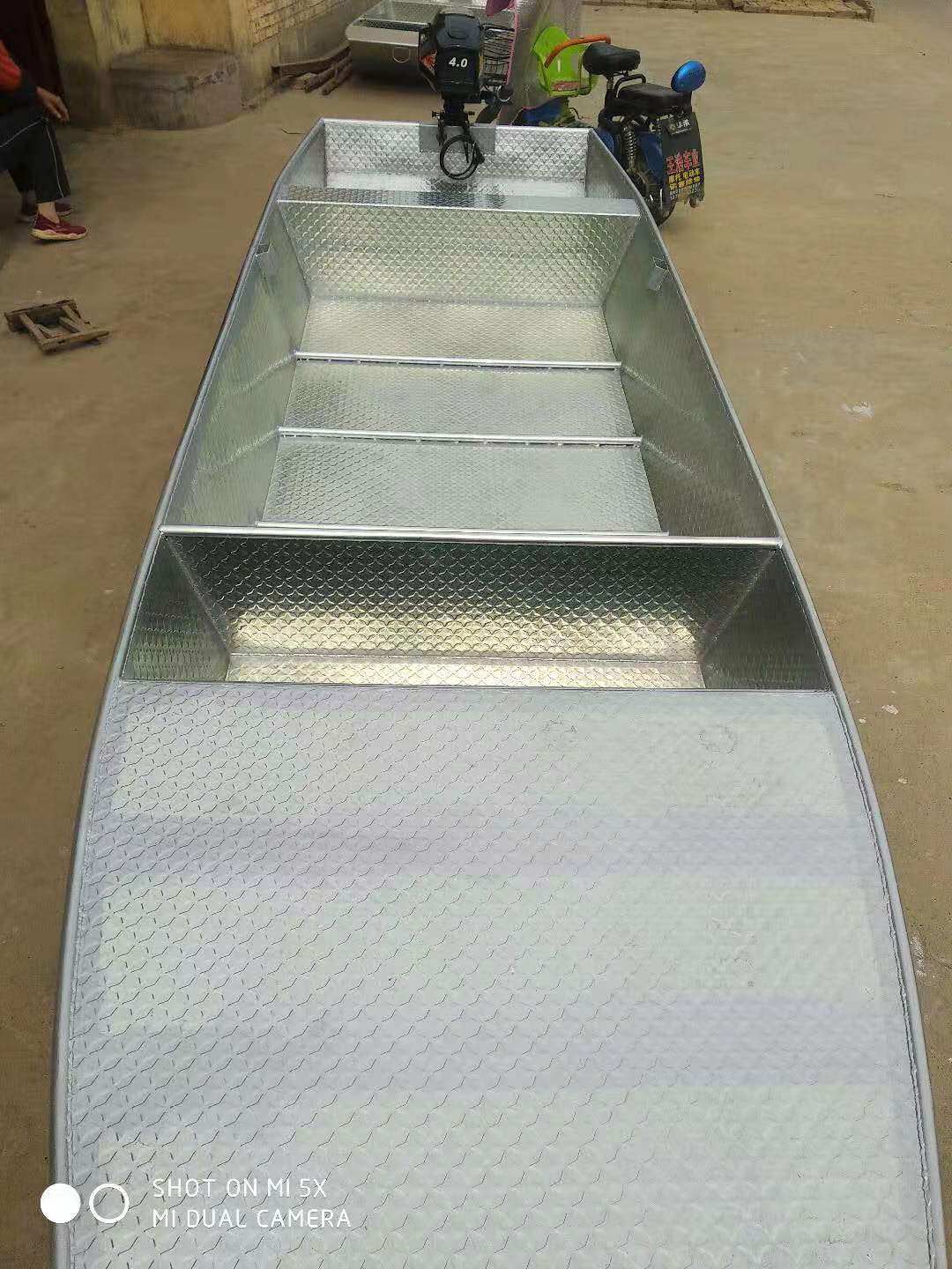 Thickened new iron fishing boat fishing boat farming fishing iron boat small boat casting net game boat can be equipped with a propeller