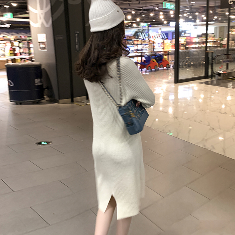 A small man with a high-collar knitting dress woman in autumn and winter after fork to finish the long knee dress