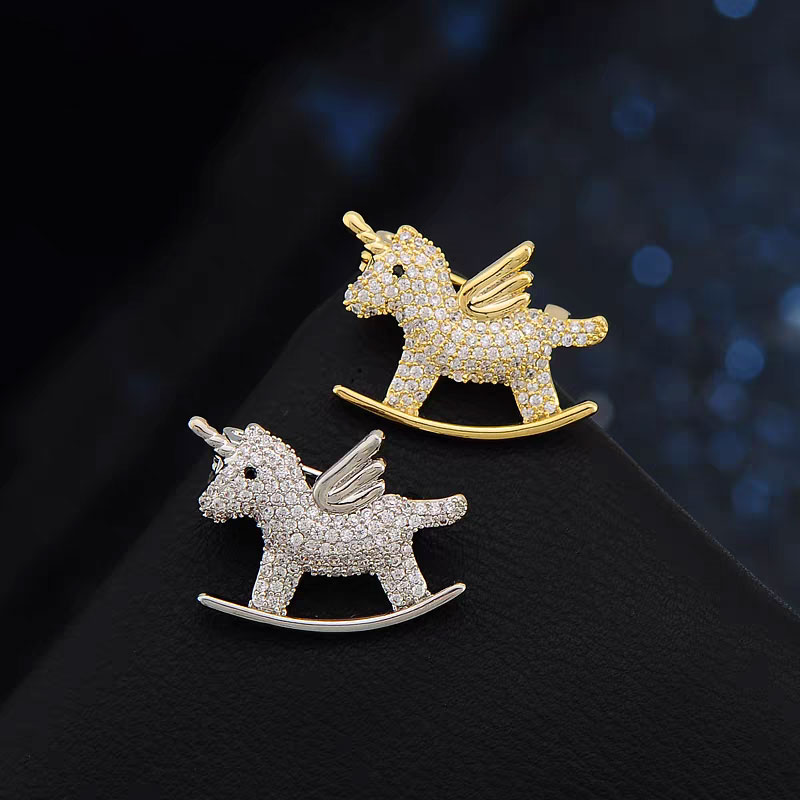 Cute Japanese and Korean style wooden horse and unicorn brooch, exquisite and unique men's pin crystal corsage, suit collar and jacket accessory.