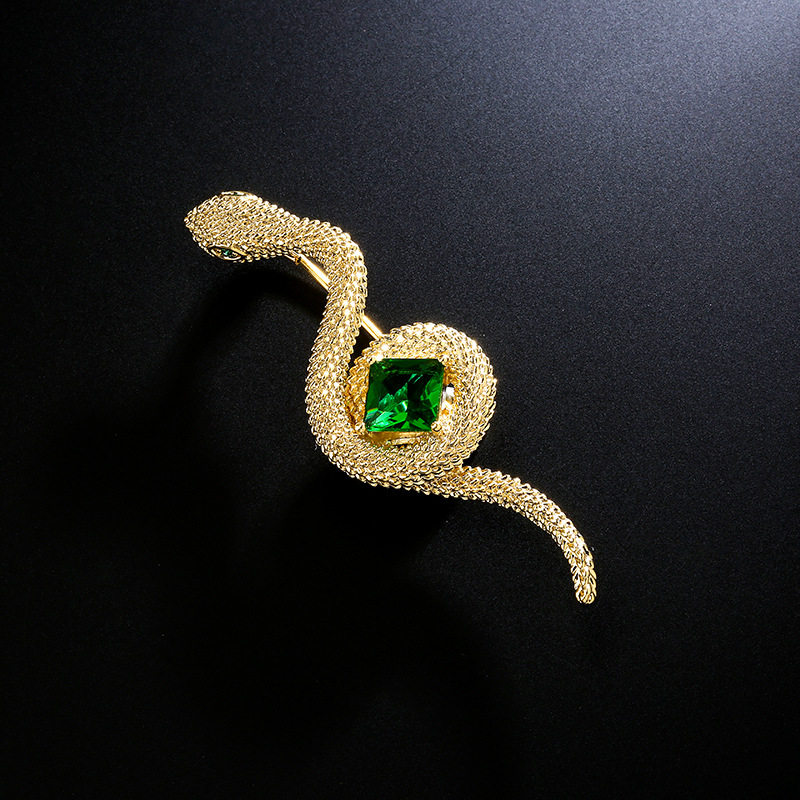 New high-end green diamond snake brooch, exquisite gemstone brooch, zodiac snake pin, suit and clothing accessory for women.