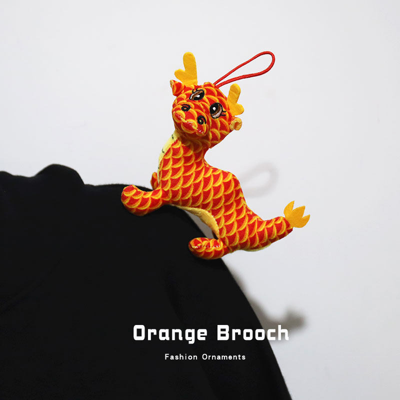 New dragon year plush brooch breasts cute zodiac dragon paparazzi Don't pin down on the shoulder doll New Year's gift accessories-Taobao