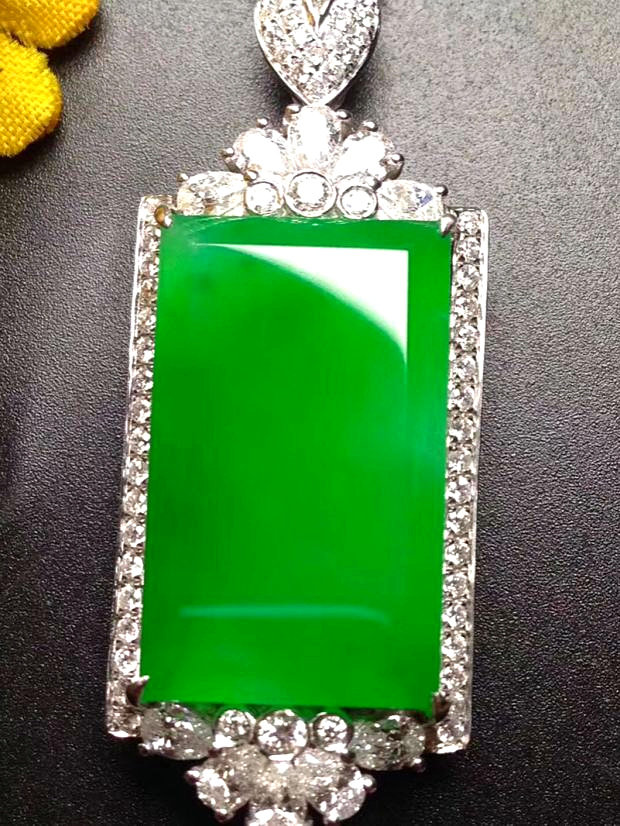Natural A goods jade pendant ice species jade Yang green spicy green safe and sound brand 18K gold inlaid pendant