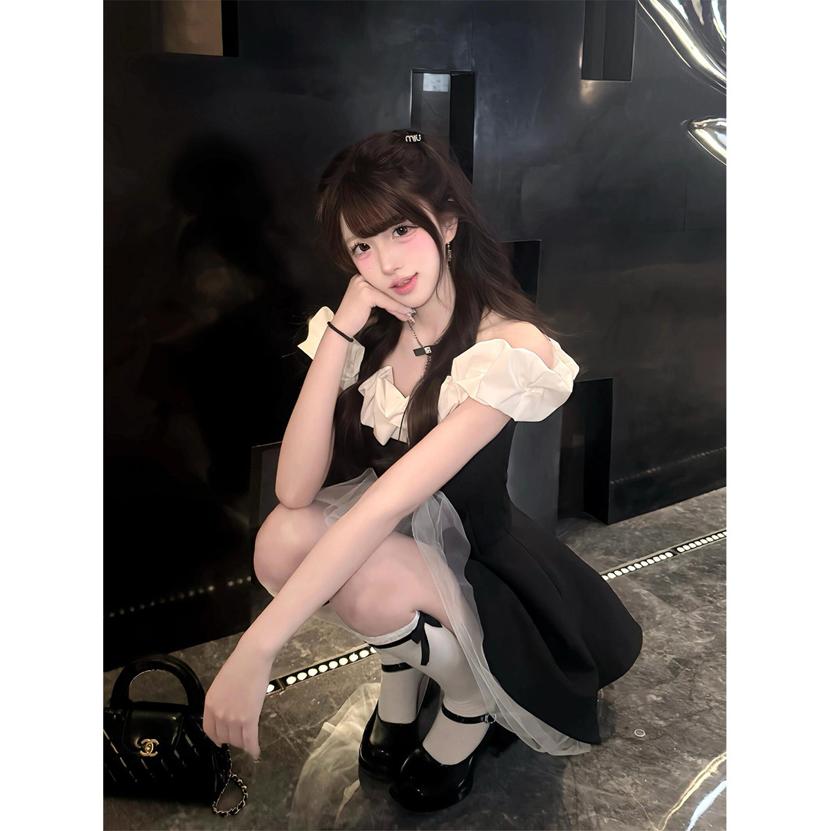 初夏にぴったりの、フレンチテイストの甘くスパイシーなバレエ風オフショルダードレス。ウエストが絞られ、ふんわりとしたスカートが特徴の、ユニークで美しいプリンセスドレスです。