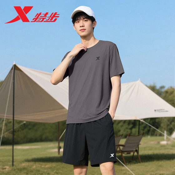 XTEP 스포츠 세트 남자의 여름 새 피트니스 스포츠웨어 통기성 빠른 건조 아이스 실크 슬리브 반바지 2 피스 세트 남자