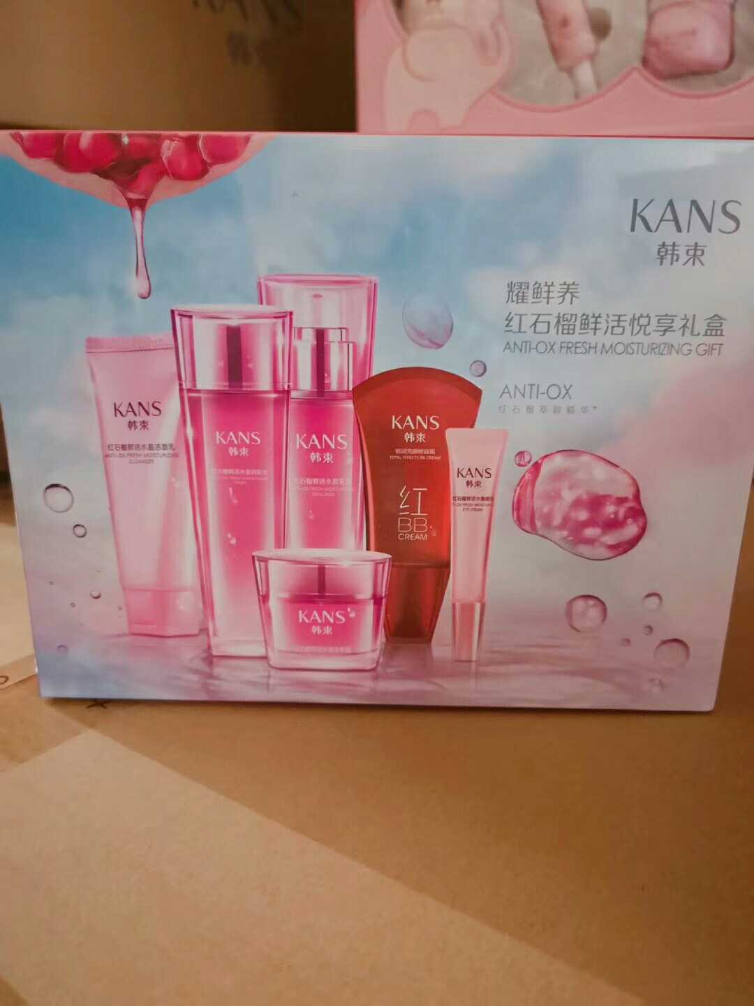 Korean beams of fresh and beautiful red pomegranate fresh and pleasant gift boxes