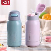 With a straw thermos cup the elderly are bedridden. The elderly can lie down and drink the cup at night.