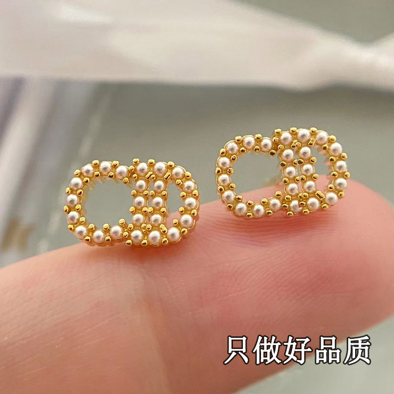 D Dijia's new pearl CD small ear pin female gold letter high-end fashion all-match earrings temperament light luxury