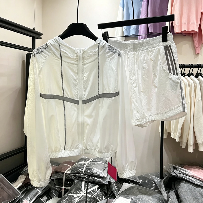 Sports Style Breathable Mesh Hooded Shirt and Shorts Two-Piece Set for Women in Summer, Loose Large Size Breathable Casual Suit Sports Style Breathable Mesh Hooded Shirt and Shorts Two-Piece Set for Women in Summer, Loose Large Size Breathable Casual Suit
