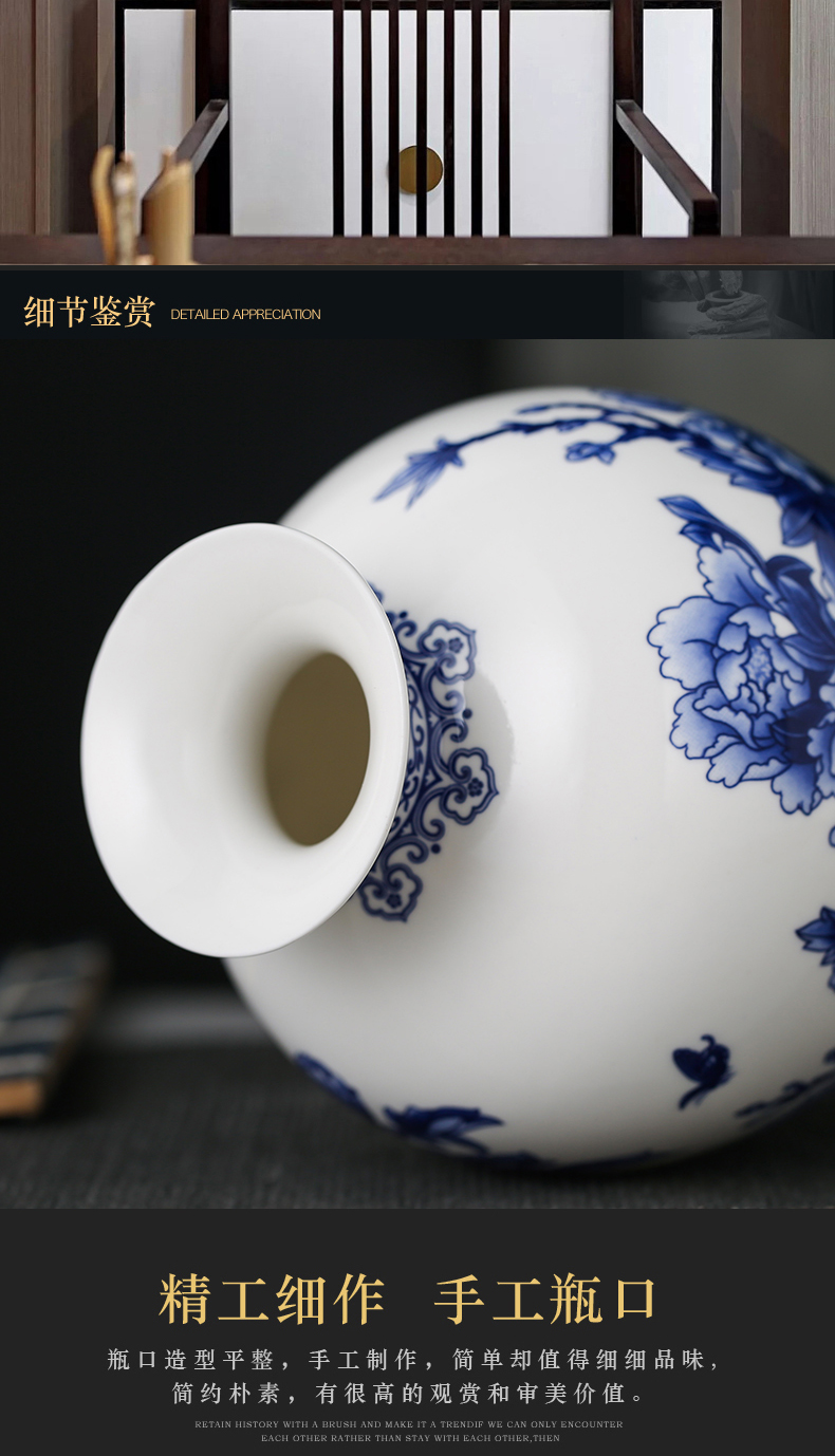 Blue and white and exquisite porcelain of jingdezhen ceramics thin foetus floret bottle of Chinese ancient frame decorate the sitting room TV ark, furnishing articles