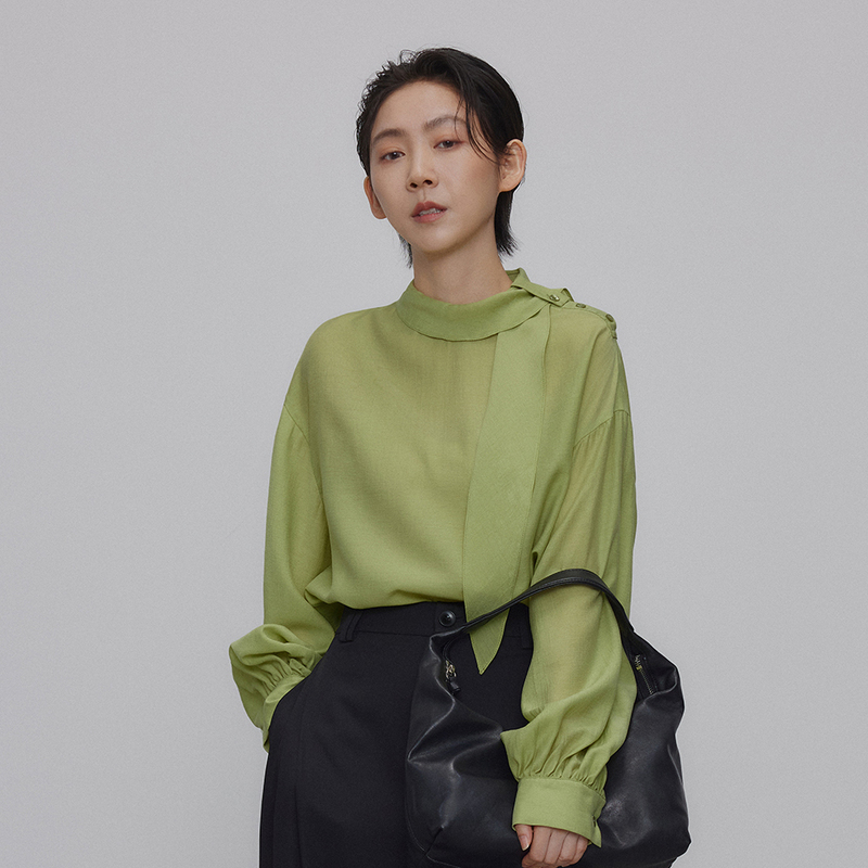 Jiang Qiaiqi's Stand-Up Collar Ribbon Shirt Has a Gentle and Lightweight Feel, with a Simple Style and Dropped Shoulder Sleeves, a Green Long-Sleeved Top Jiang Qiaiqi's Stand-Up Collar Ribbon Shirt Has a Gentle and Lightweight Feel, with a Simple Style and Dropped Shoulder Sleeves, a Green Long-Sleeved Top
