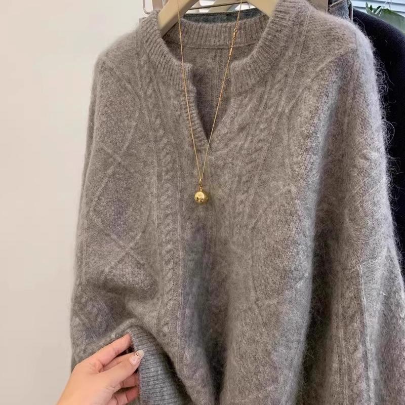 高級グレーのVネックツイストラクーンフリースセーター、秋冬用、ゆったりとしたスタイルの厚手のインナーカシミアニットトップス。