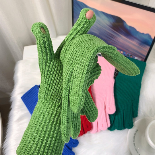 Student knitted long woolen gloves touch screen