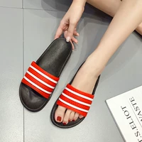 Три полоски на черном фоне и красный пояс, размер 36-37 подойдет на обычный размер 35-36.