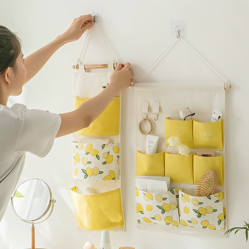 Кровать из общежития, расположенная на кровати на кровати на склад